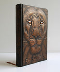 Biblia RVR 1960 Tamaño Manual Letra grande León de Judá edición especial bronce