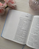 Biblia de margen amplio NTV con Filament (SentiPiel, Floral, Letra Roja)